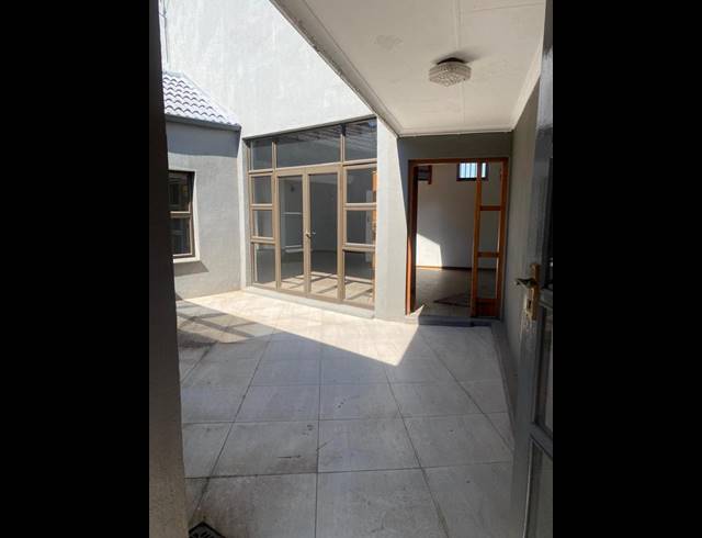 4 BEDROOM HOUSE FOR SALE IN BRYANSTON